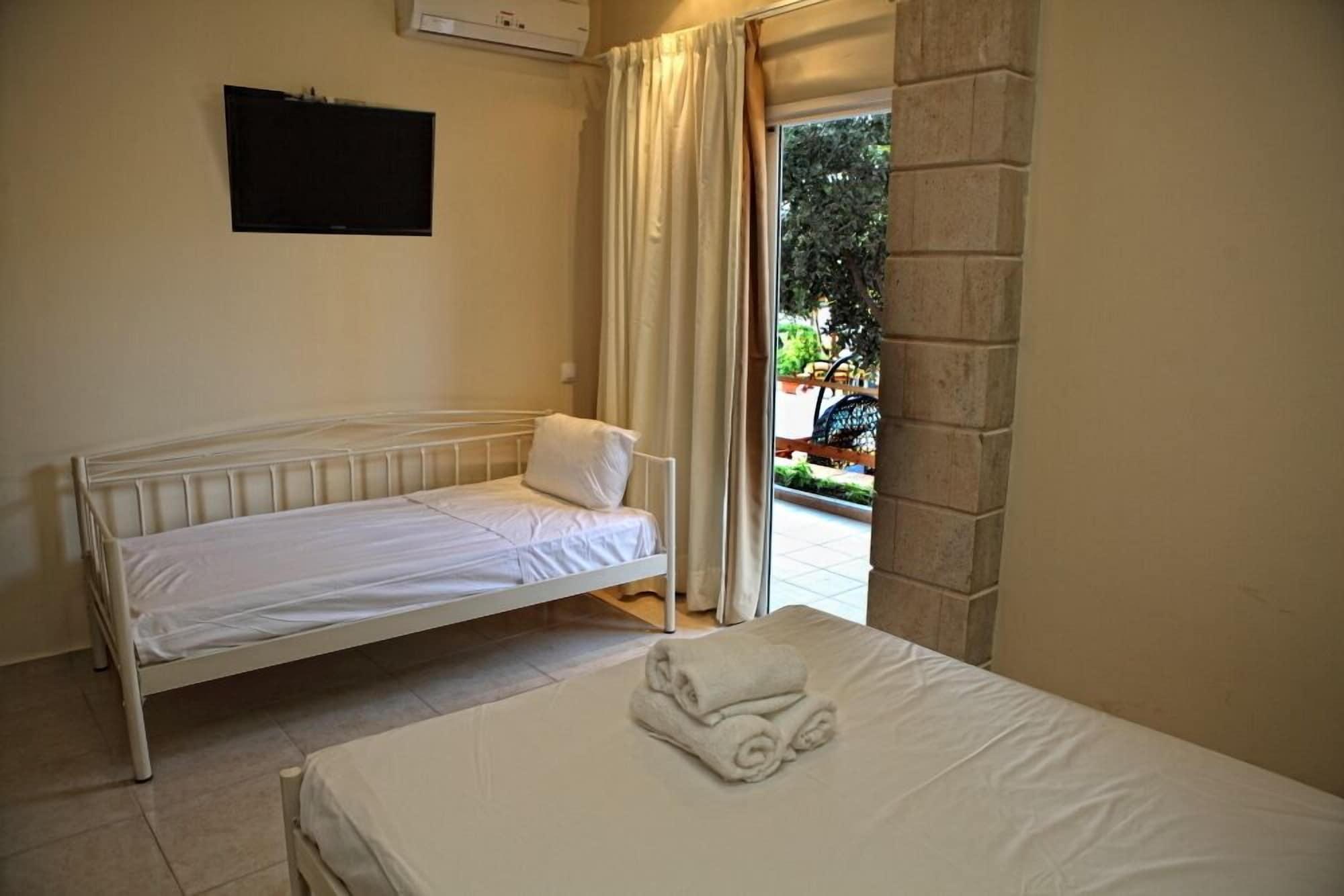 Niriides Beach Hotel Resmo Oda fotoğraf