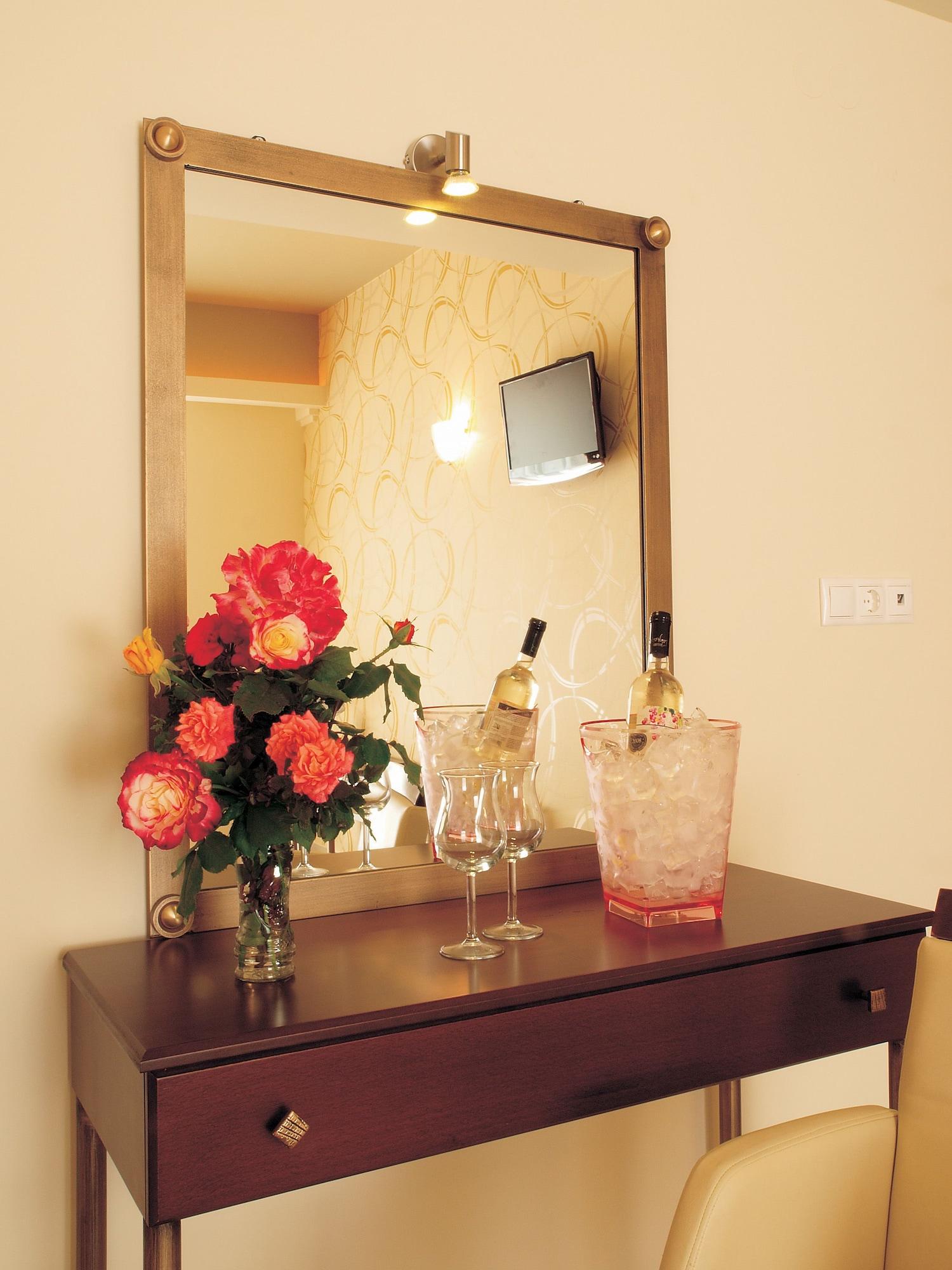 Niriides Beach Hotel Resmo Dış mekan fotoğraf
