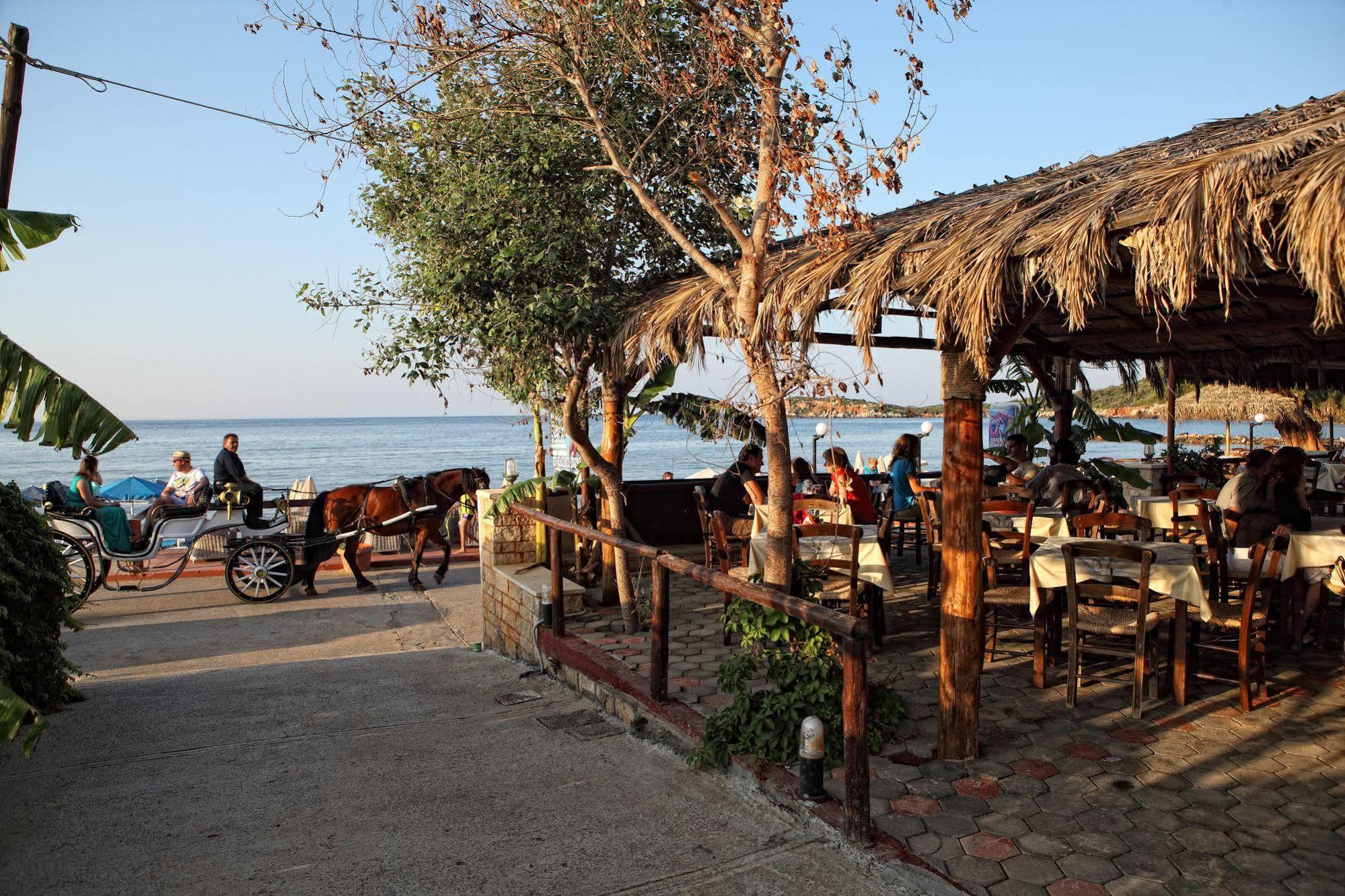 Niriides Beach Hotel Resmo Restoran fotoğraf