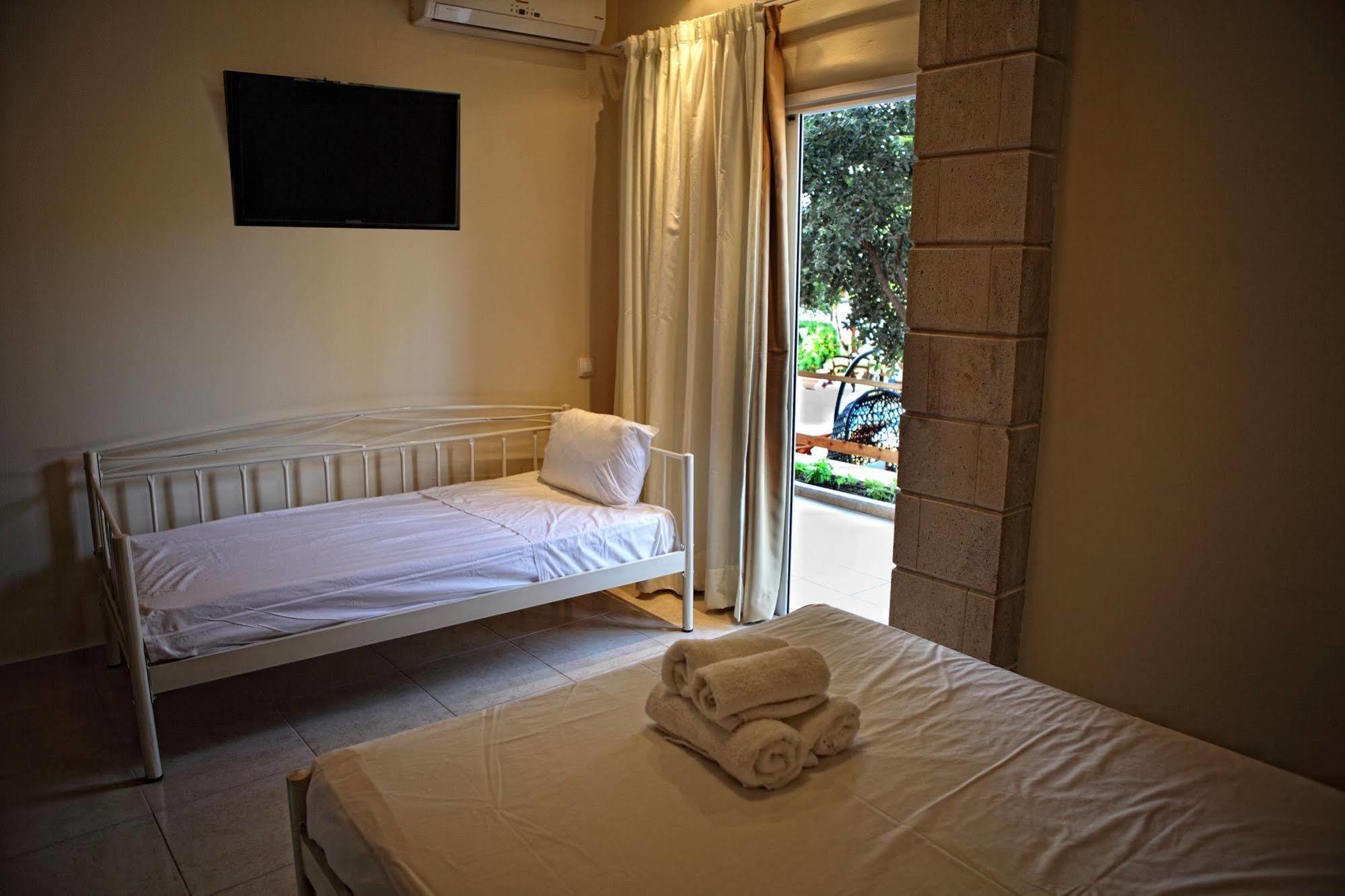 Niriides Beach Hotel Resmo Dış mekan fotoğraf