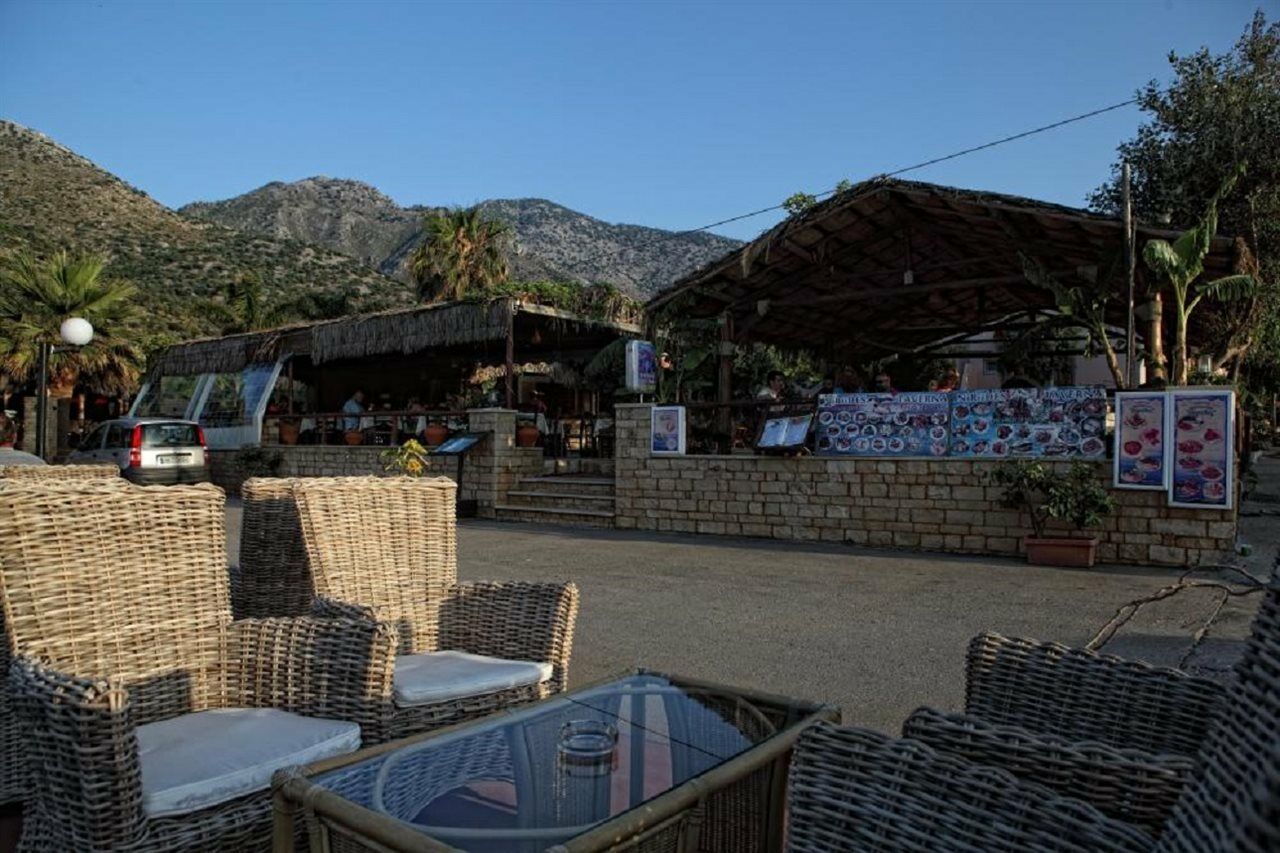 Niriides Beach Hotel Resmo Restoran fotoğraf
